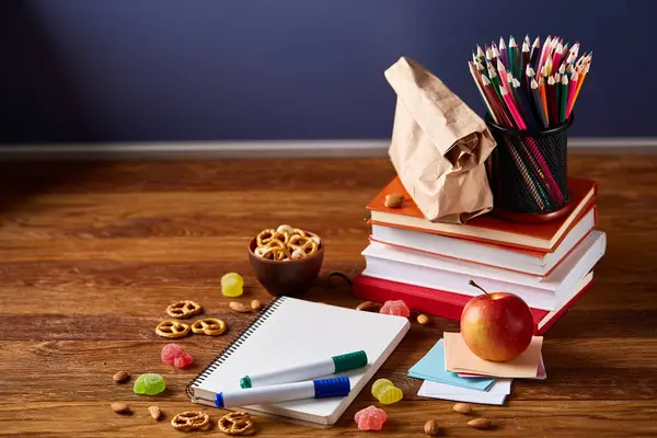 Bir defter, iki işaretleri ve ahşap bir masa, kopya alanı metin, seçici odak için muz.