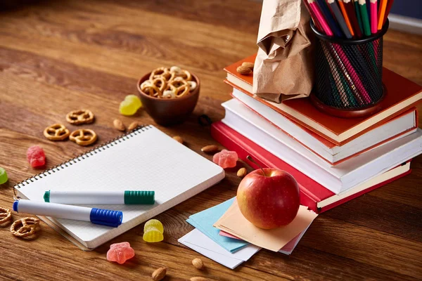 Bir defter, iki işaretleri ve ahşap bir masa, kopya alanı metin, seçici odak için muz.