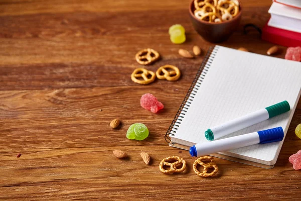 Bir defter, iki işaretleri ve ahşap bir masa, kopya alanı metin, seçici odak için muz.