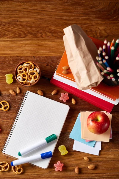 Bir defter, iki işaretleri ve ahşap bir masa, kopya alanı metin, seçici odak için muz.