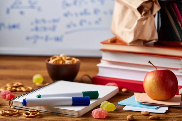 Jambonlu sandviç ahşap arka plan üzerinde okul beslenme çantası hazırlama, yakın çekim.