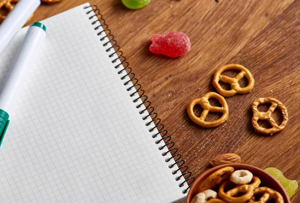 Bir defter, iki işaretleri ve ahşap bir masa, kopya alanı metin, seçici odak için muz.