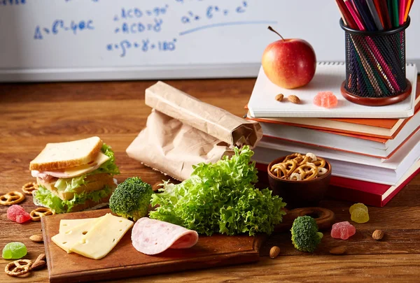 Jambonlu sandviç ahşap arka plan üzerinde okul beslenme çantası hazırlama, yakın çekim.