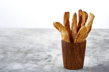 Lezzetli breadsticks grisini gri mutfak masasında ahşap oldstyle Kupası, yakın çekim, seçici odak