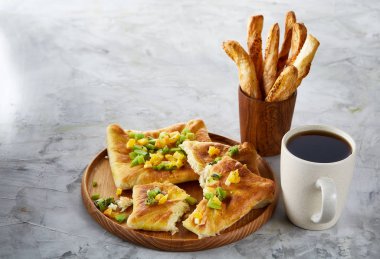 Kahve fincanı, fırından yeni çıkmış meyve pasta ve breadsticks bir gri dokulu arka plan, yakın çekim, seçici odak.