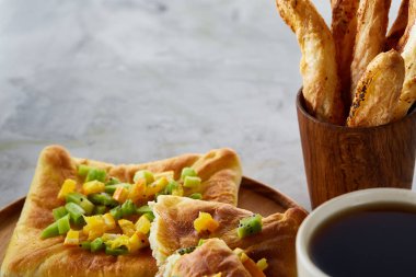 Kahve fincanı, fırından yeni çıkmış meyve pasta ve breadsticks bir gri dokulu arka plan, yakın çekim, seçici odak.