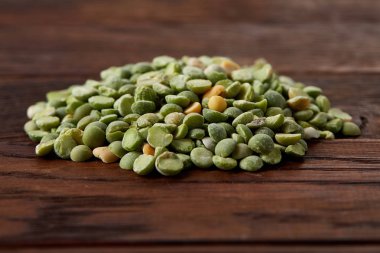 Yeşil bezelye rustik ahşap arka plan, yakın çekim, en iyi görünüm, seçici odak yığını.