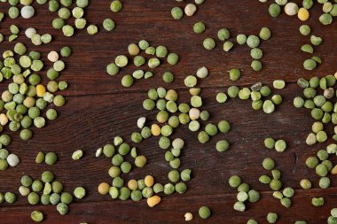 Rustik ahşap arka plan, yakın çekim, en iyi görünüm, seçici odak yeşil bezelye.