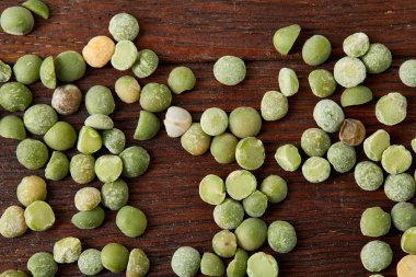 Rustik ahşap arka plan, yakın çekim, en iyi görünüm, seçici odak yeşil bezelye.