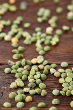 Rustik ahşap arka plan, yakın çekim, en iyi görünüm, seçici odak yeşil bezelye.