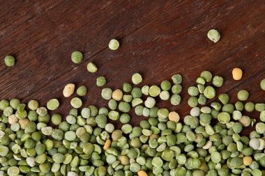 Rustik ahşap arka plan, yakın çekim, en iyi görünüm, seçici odak yeşil bezelye.