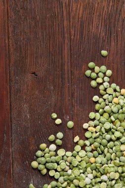 Rustik ahşap arka plan, yakın çekim, en iyi görünüm, seçici odak yeşil bezelye.