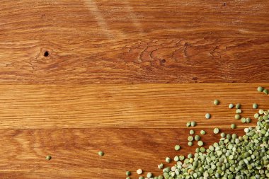 Rustik ahşap arka plan, yakın çekim, en iyi görünüm, seçici odak yeşil bezelye.