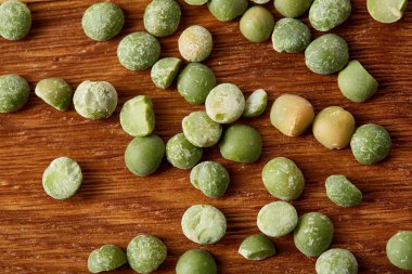 Rustik ahşap arka plan, yakın çekim, en iyi görünüm, seçici odak yeşil bezelye.