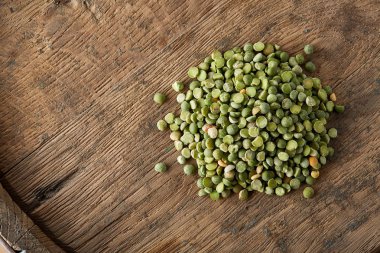 Yeşil bezelye rustik ahşap arka plan, yakın çekim, en iyi görünüm, seçici odak yığını.