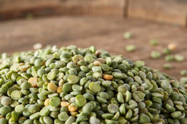 Ahşap varil, yakın çekim, en iyi görünüm, seçici odak üstünde yeşil bezelye yığını.