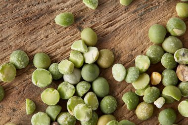 Ahşap varil, yakın çekim, en iyi görünüm, seçici odak üstünde yeşil bezelye yığını.