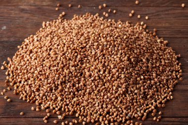 Karabuğday kabuğu çıkarılmış tane ahşap arka plan, üstten görünüm, yakın çekim, seçici odak.