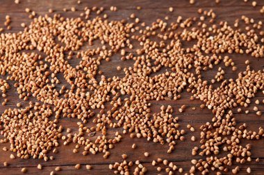 Karabuğday kabuğu çıkarılmış tane ahşap arka plan, üstten görünüm, yakın çekim, seçici odak.