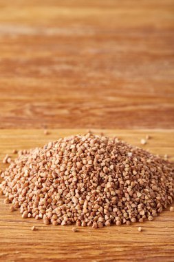 Karabuğday kabuğu çıkarılmış tane ahşap arka plan, üstten görünüm, yakın çekim, seçici odak.