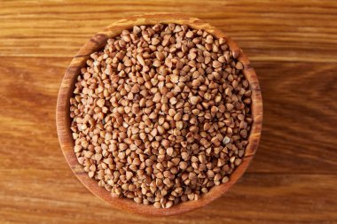 Kase tam buğday tahıl rustik ahşap masa üzerinde yakın çekim, seçici odak, sığ derinlik-in tarla.