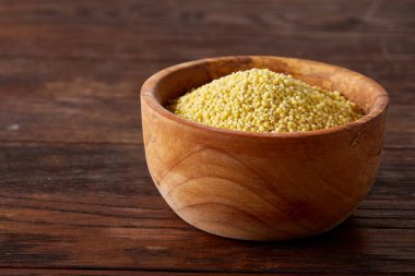 Mercimek rustik ahşap arka plan, üstten görünüm, yakın çekim, seçici odak bir ahşap kase.