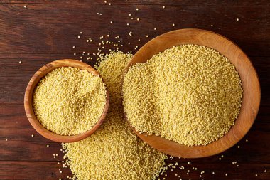 Mercimek rustik ahşap arka plan, üstten görünüm, yakın çekim, seçici odak bir ahşap kase.