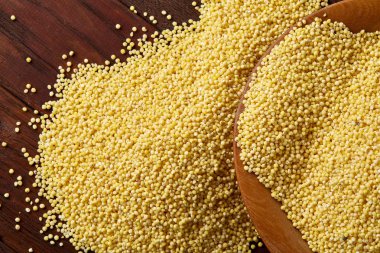 Mercimek rustik ahşap arka plan, üstten görünüm, yakın çekim, seçici odak bir ahşap kase.