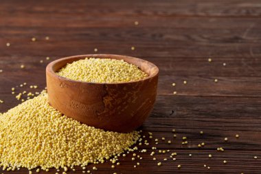 Mercimek rustik ahşap arka plan, üstten görünüm, yakın çekim, seçici odak bir ahşap kase.