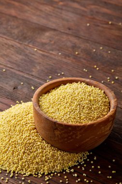 Mercimek rustik ahşap arka plan, üstten görünüm, yakın çekim, seçici odak bir ahşap kase.