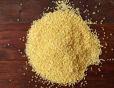 Mercimek rustik ahşap arka plan, üstten görünüm, yakın çekim, seçici odak bir ahşap kase.