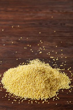 Mercimek rustik ahşap arka plan, üstten görünüm, yakın çekim, seçici odak bir ahşap kase.