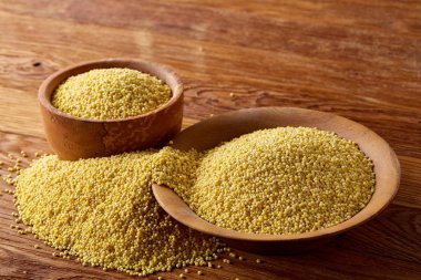 Mercimek rustik ahşap arka plan, üstten görünüm, yakın çekim, seçici odak bir ahşap kase.