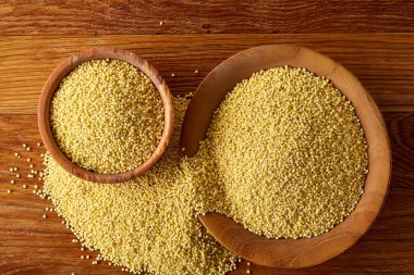 Mercimek rustik ahşap arka plan, üstten görünüm, yakın çekim, seçici odak bir ahşap kase.