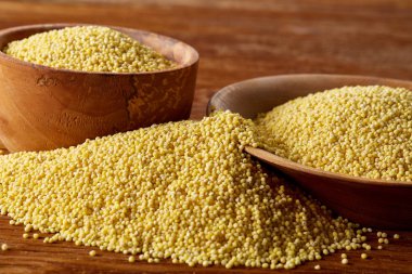 Mercimek rustik ahşap arka plan, üstten görünüm, yakın çekim, seçici odak bir ahşap kase.