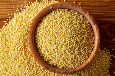 Mercimek rustik ahşap arka plan, üstten görünüm, yakın çekim, seçici odak bir ahşap kase.