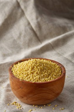 Mercimek rustik ahşap arka plan, üstten görünüm, yakın çekim, seçici odak bir ahşap kase.