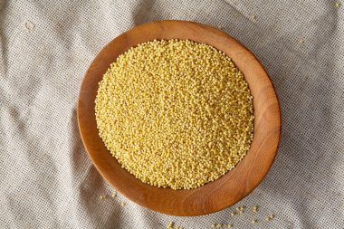 Mercimek rustik ahşap arka plan, üstten görünüm, yakın çekim, seçici odak bir ahşap kase.