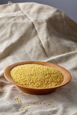 Mercimek rustik ahşap arka plan, üstten görünüm, yakın çekim, seçici odak bir ahşap kase.