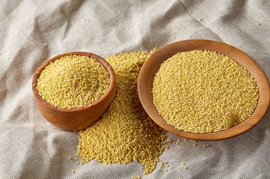 Mercimek rustik ahşap arka plan, üstten görünüm, yakın çekim, seçici odak bir ahşap kase.