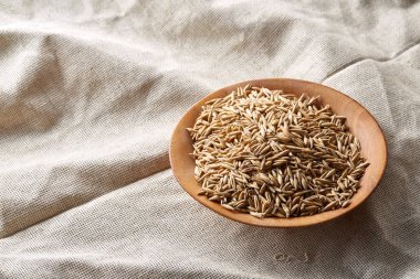 Yulaf kabuğu çıkarılmış tane veya yulaf ani artış ahşap plaka saf masa örtüsü, kopya alanı, üstten görünüm seçici odak üzerinde