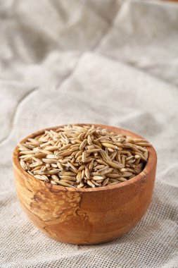 Yulaf kabuğu çıkarılmış tane veya yulaf ani artış ahşap plaka saf masa örtüsü, kopya alanı, üstten görünüm seçici odak üzerinde