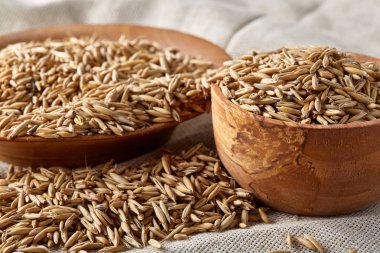 Yulaf kabuğu çıkarılmış tane veya yulaf ani artış ahşap plaka saf masa örtüsü, kopya alanı, üstten görünüm seçici odak üzerinde