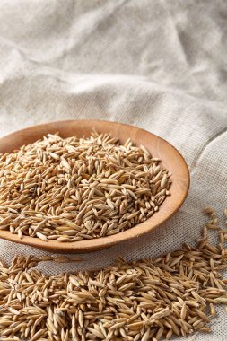 Yulaf kabuğu çıkarılmış tane veya yulaf ani artış ahşap plaka saf masa örtüsü, kopya alanı, üstten görünüm seçici odak üzerinde