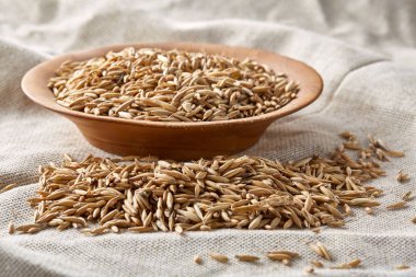 Yulaf kabuğu çıkarılmış tane veya yulaf ani artış ahşap plaka saf masa örtüsü, kopya alanı, üstten görünüm seçici odak üzerinde