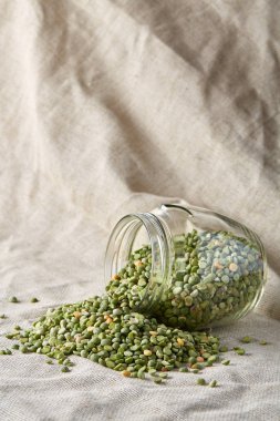 Cam ahşap arka plan, yakın çekim, seçici odak ham yeşil bezelye.