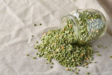 Cam ahşap arka plan, yakın çekim, seçici odak ham yeşil bezelye.