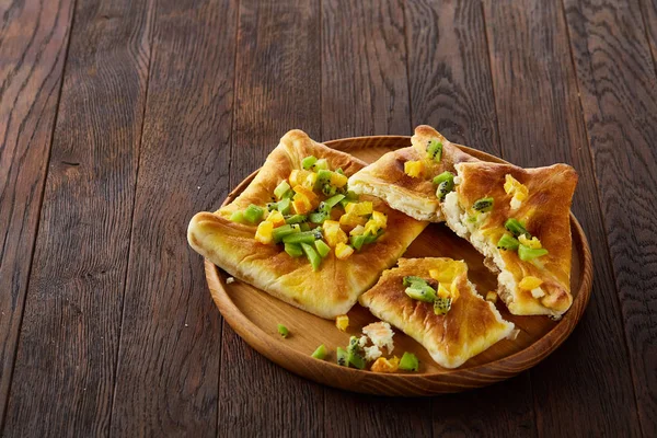 Lezzetli ev yapımı meyve pies düz yatıyordu, yakın çekim, seçici odak rustik ahşap arka plan üzerinde ahşap tepsi