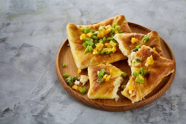 Lezzetli ev yapımı meyve pasta üzerinde ışık ahşap tepsi dokulu arka plan, düz yatıyordu, yakın çekim, seçici odak gri