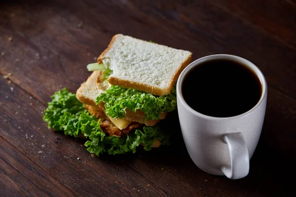 Kahvaltı Masası sandviç ve kahve rustik ahşap arka plan, yakın çekim, seçici odak ile